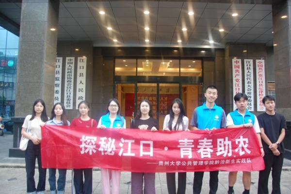 ����(��i)��ɽ�����ҳ��L(zh��ng)��һ�����^(gu��)��������·��